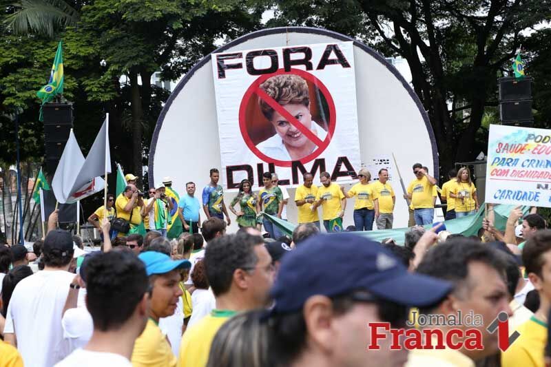 Manifestantes pediram o fim do governo de Dilma Rousseff (Foto: Jornal da Franca)